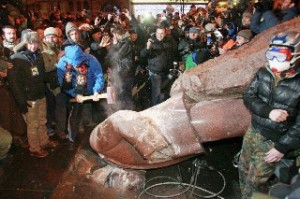 La estatua de Lenin en Kiev, derribada por partidarios de la extrema derecha. tercerainformacion.es